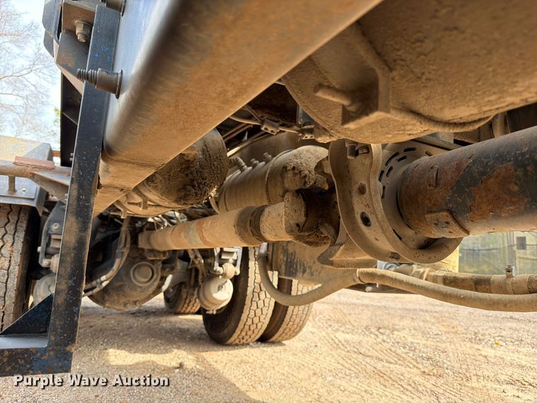 image for item ED5132 2014 Peterbilt 365 roll-off container truck