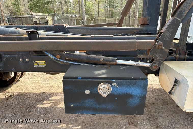 image for item ED5132 2014 Peterbilt 365 roll-off container truck