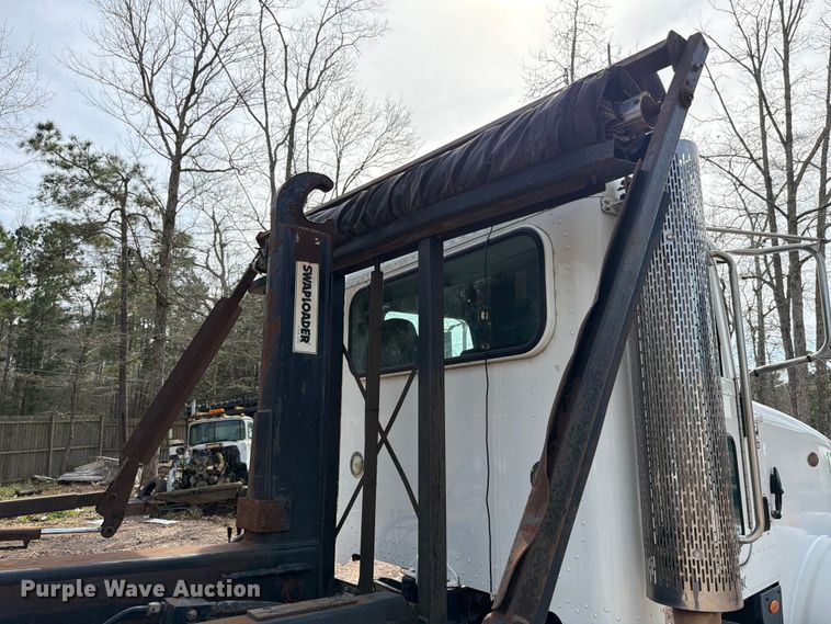 image for item ED5132 2014 Peterbilt 365 roll-off container truck