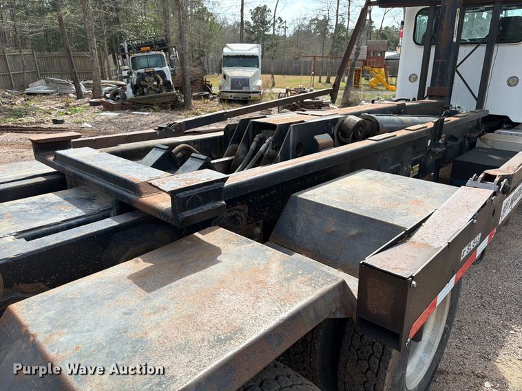 image for item ED5132 2014 Peterbilt 365 roll-off container truck