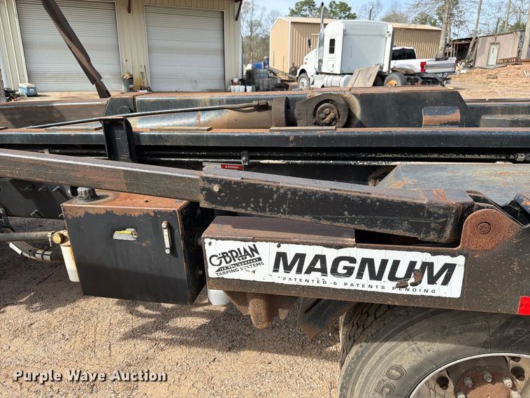 image for item ED5132 2014 Peterbilt 365 roll-off container truck