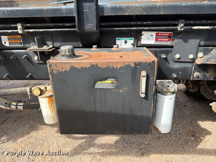 image for item ED5132 2014 Peterbilt 365 roll-off container truck