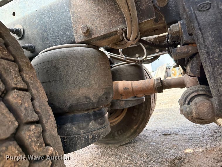 image for item ED5132 2014 Peterbilt 365 roll-off container truck