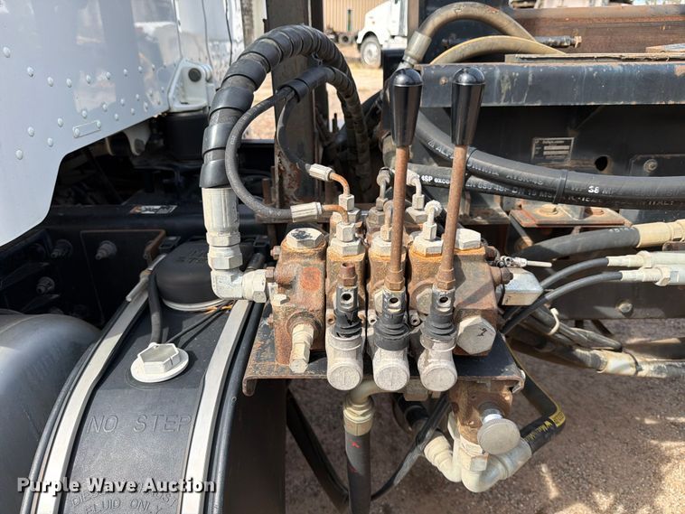 image for item ED5132 2014 Peterbilt 365 roll-off container truck