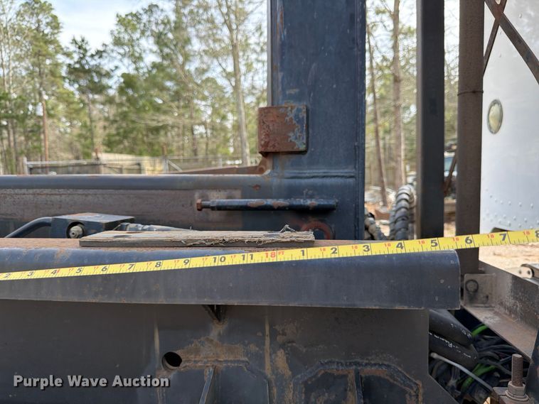 image for item ED5132 2014 Peterbilt 365 roll-off container truck