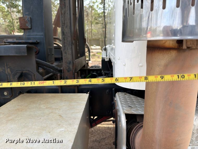 image for item ED5132 2014 Peterbilt 365 roll-off container truck