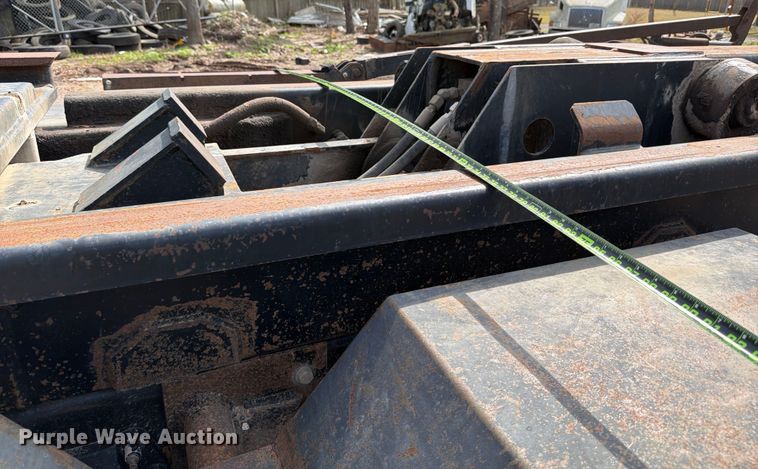 image for item ED5132 2014 Peterbilt 365 roll-off container truck