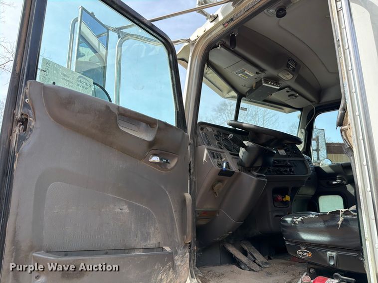 image for item ED5132 2014 Peterbilt 365 roll-off container truck