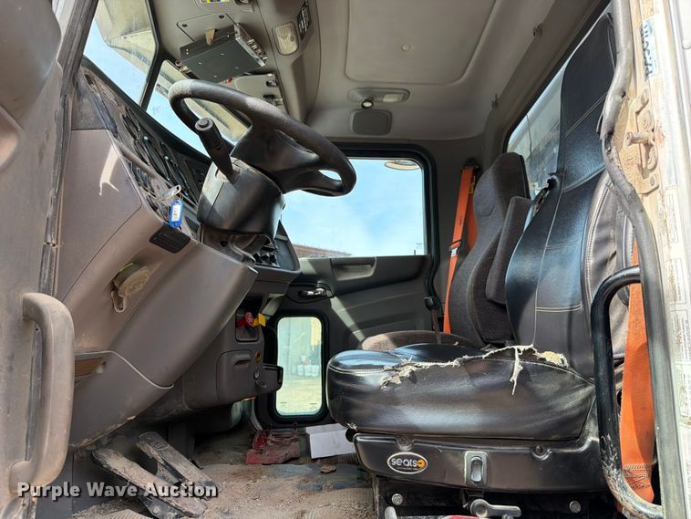 image for item ED5132 2014 Peterbilt 365 roll-off container truck