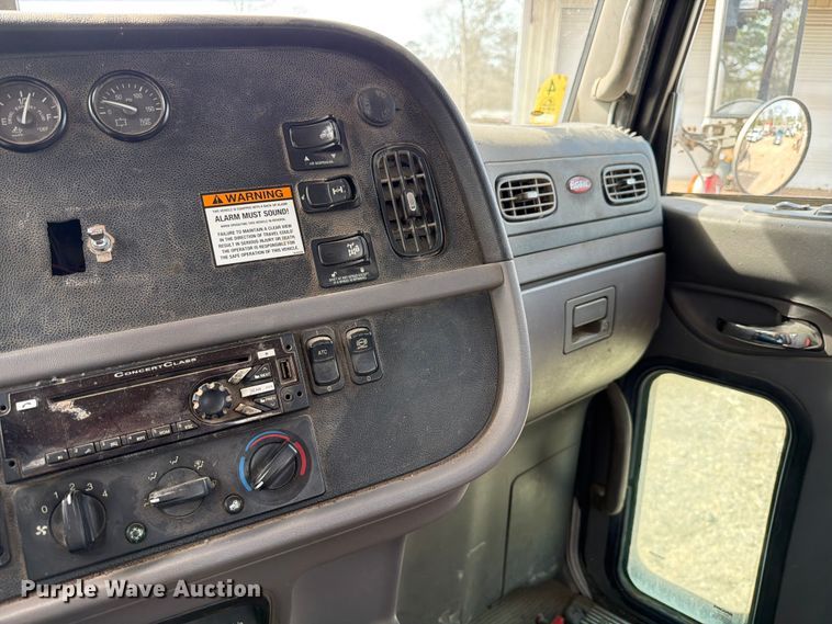 image for item ED5132 2014 Peterbilt 365 roll-off container truck