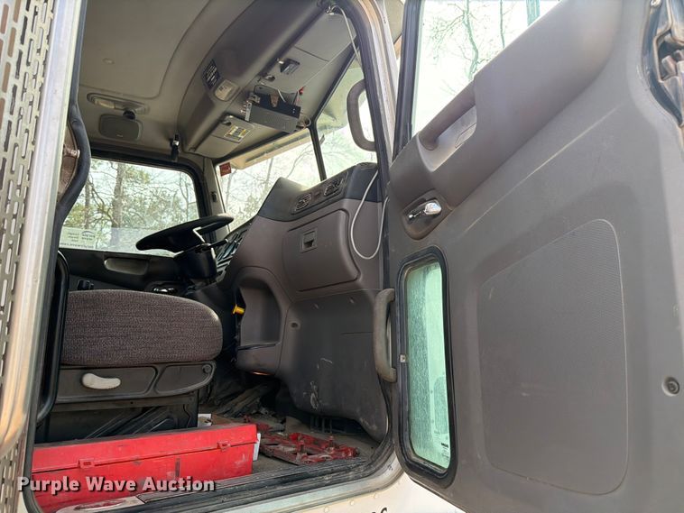 image for item ED5132 2014 Peterbilt 365 roll-off container truck