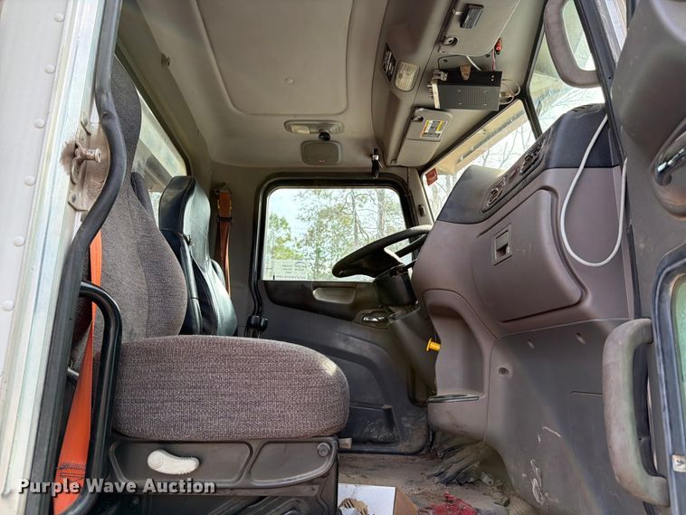 image for item ED5132 2014 Peterbilt 365 roll-off container truck