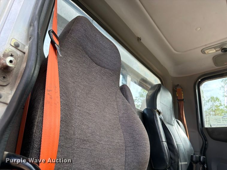 image for item ED5132 2014 Peterbilt 365 roll-off container truck