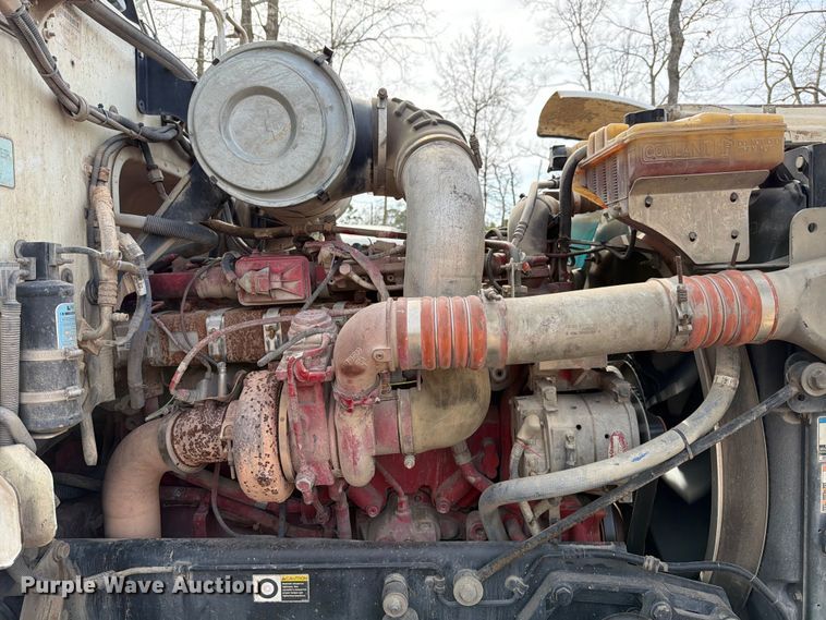 image for item ED5132 2014 Peterbilt 365 roll-off container truck