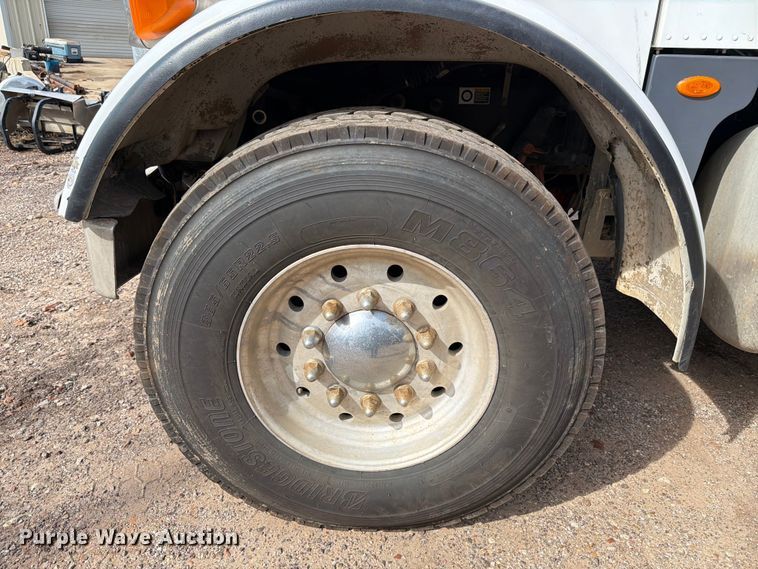 image for item ED5132 2014 Peterbilt 365 roll-off container truck