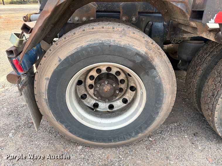 image for item ED5132 2014 Peterbilt 365 roll-off container truck