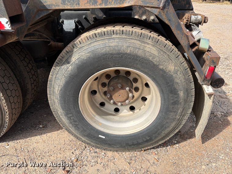 image for item ED5132 2014 Peterbilt 365 roll-off container truck