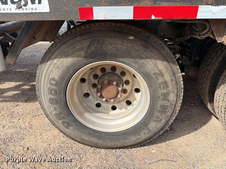 image for item ED5132 2014 Peterbilt 365 roll-off container truck