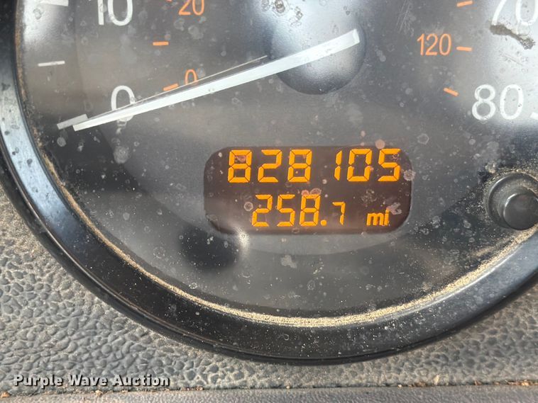 image for item ED5132 2014 Peterbilt 365 roll-off container truck