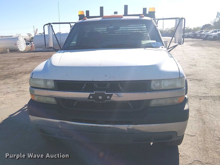 image for item EE5236 2002 Chevrolet Silverado 3500 flatbed pickup truck