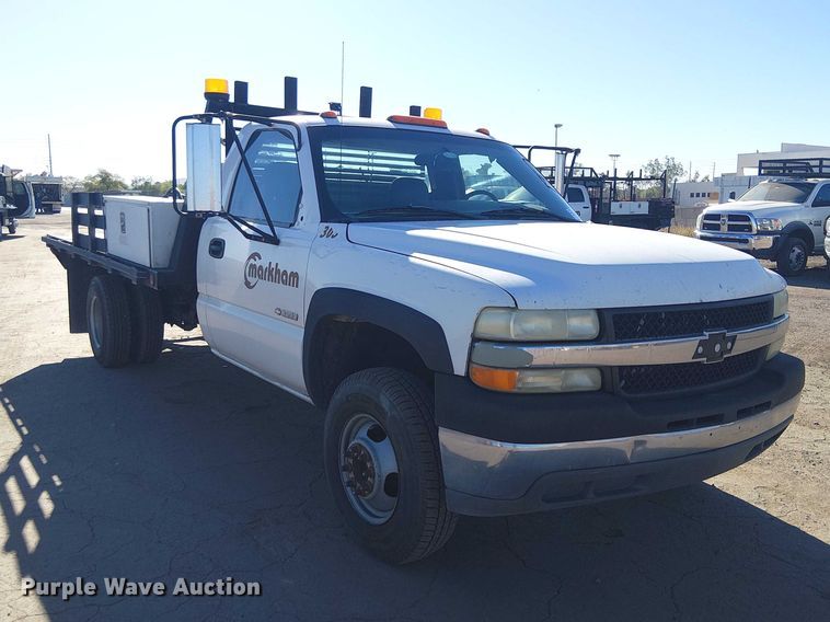 image for item EE5236 2002 Chevrolet Silverado 3500 flatbed pickup truck