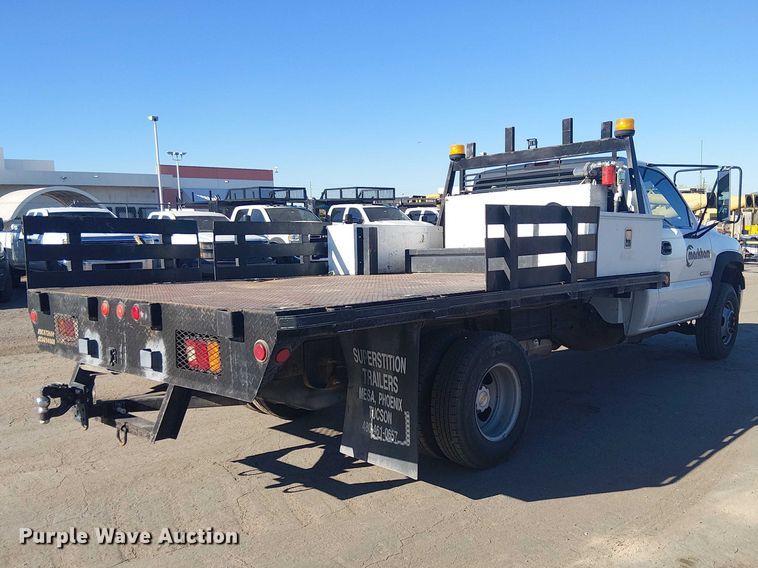 image for item EE5236 2002 Chevrolet Silverado 3500 flatbed pickup truck