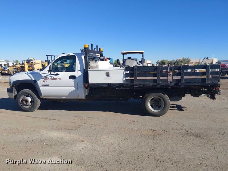 image for item EE5236 2002 Chevrolet Silverado 3500 flatbed pickup truck