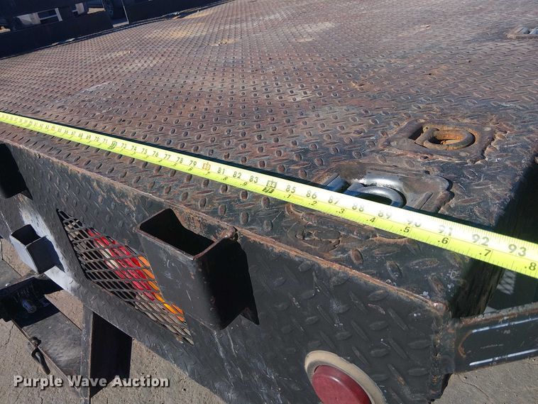 image for item EE5236 2002 Chevrolet Silverado 3500 flatbed pickup truck