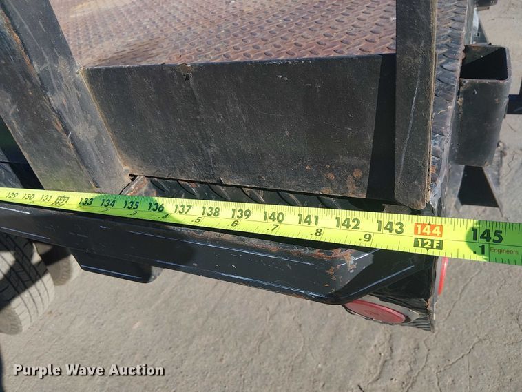 image for item EE5236 2002 Chevrolet Silverado 3500 flatbed pickup truck