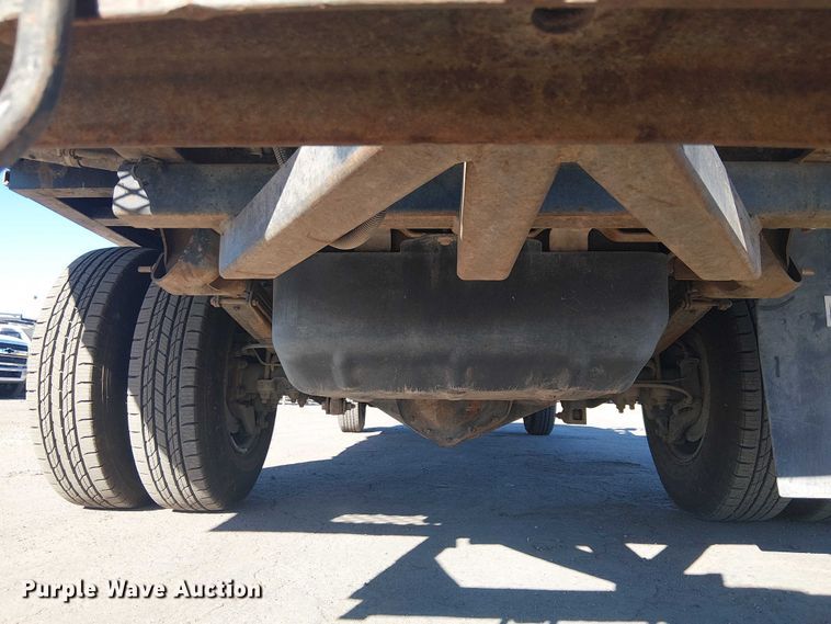 image for item EE5236 2002 Chevrolet Silverado 3500 flatbed pickup truck