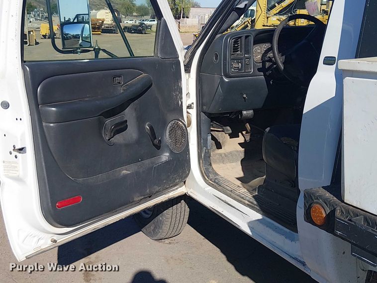 image for item EE5236 2002 Chevrolet Silverado 3500 flatbed pickup truck