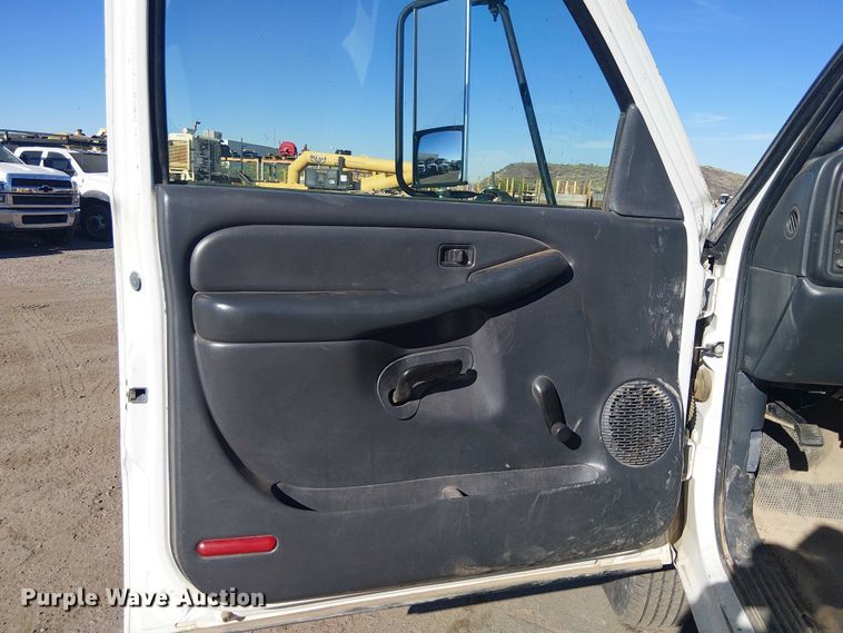 image for item EE5236 2002 Chevrolet Silverado 3500 flatbed pickup truck