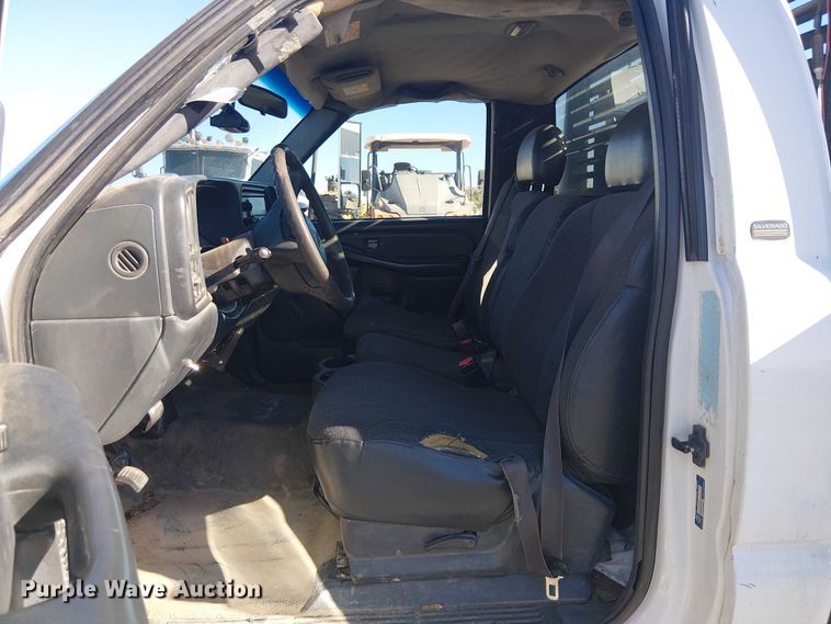 image for item EE5236 2002 Chevrolet Silverado 3500 flatbed pickup truck