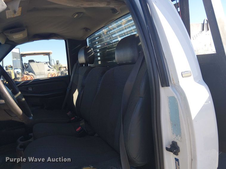 image for item EE5236 2002 Chevrolet Silverado 3500 flatbed pickup truck