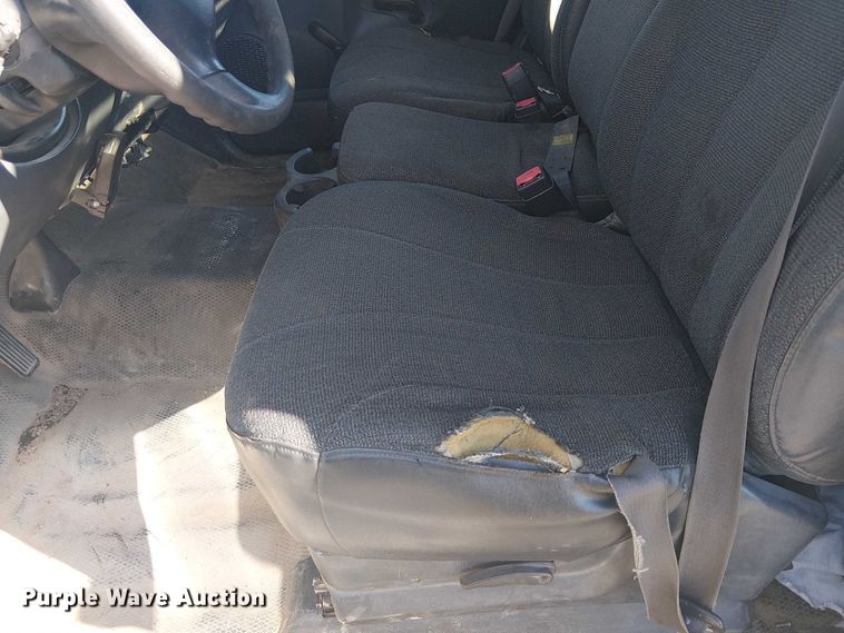 image for item EE5236 2002 Chevrolet Silverado 3500 flatbed pickup truck