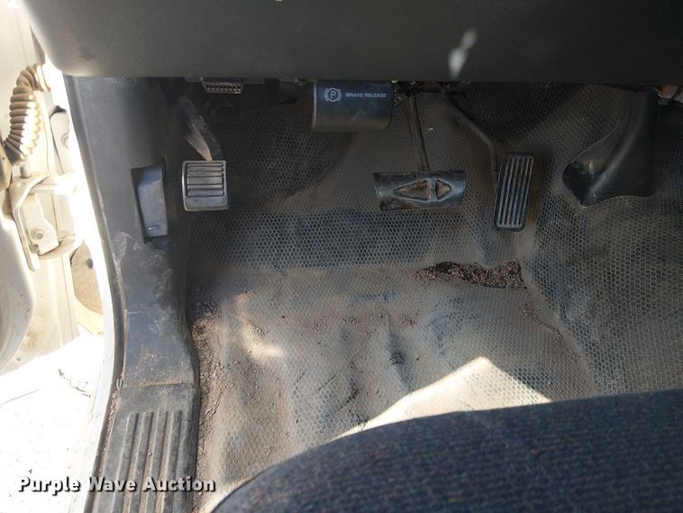 image for item EE5236 2002 Chevrolet Silverado 3500 flatbed pickup truck