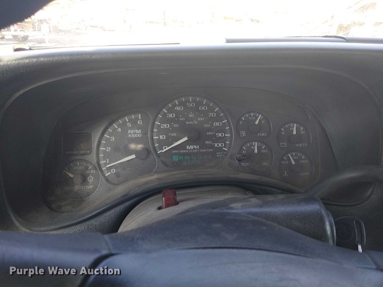 image for item EE5236 2002 Chevrolet Silverado 3500 flatbed pickup truck