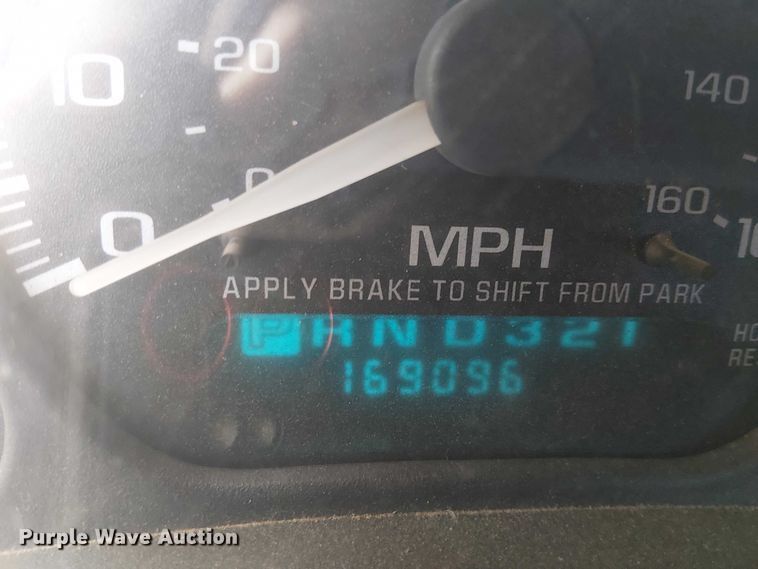 image for item EE5236 2002 Chevrolet Silverado 3500 flatbed pickup truck