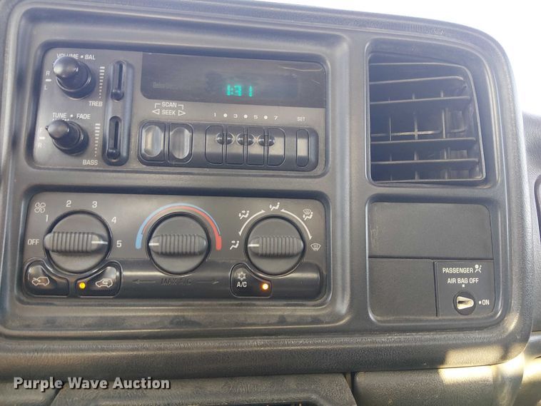 image for item EE5236 2002 Chevrolet Silverado 3500 flatbed pickup truck