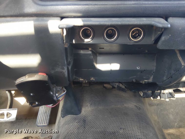 image for item EE5236 2002 Chevrolet Silverado 3500 flatbed pickup truck