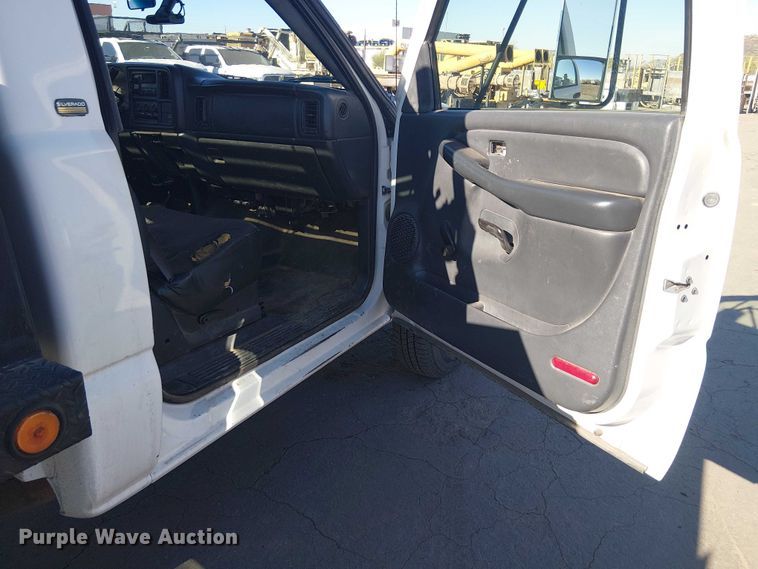 image for item EE5236 2002 Chevrolet Silverado 3500 flatbed pickup truck