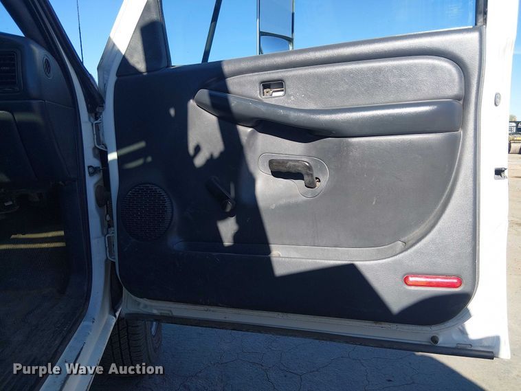 image for item EE5236 2002 Chevrolet Silverado 3500 flatbed pickup truck