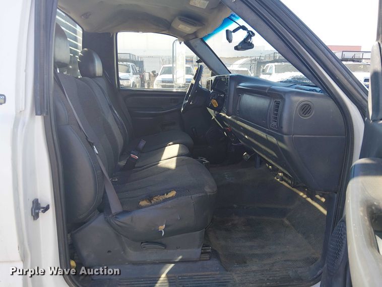 image for item EE5236 2002 Chevrolet Silverado 3500 flatbed pickup truck