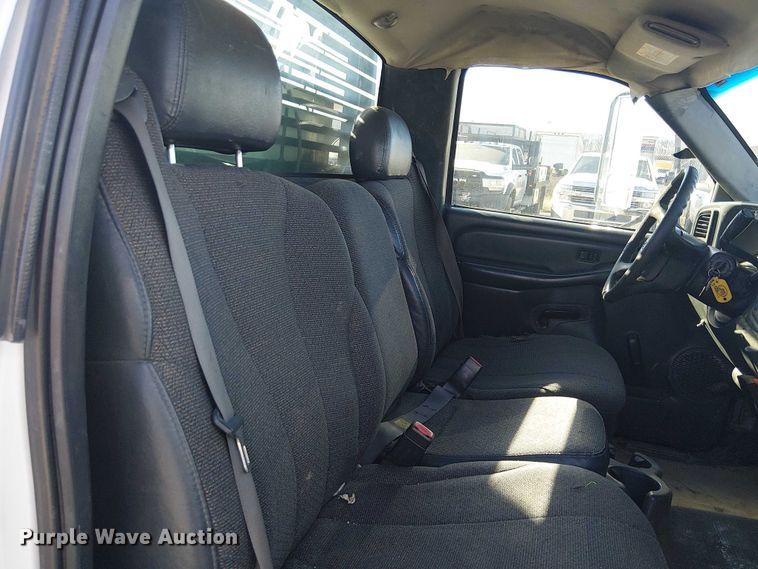 image for item EE5236 2002 Chevrolet Silverado 3500 flatbed pickup truck