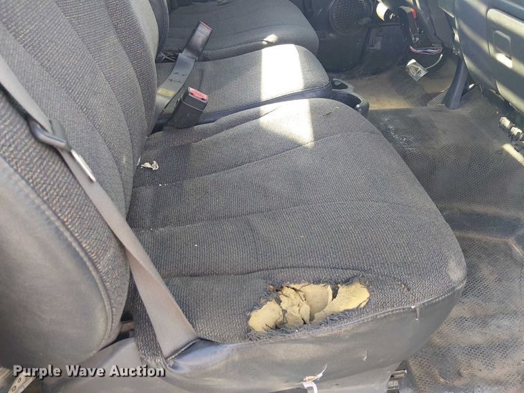 image for item EE5236 2002 Chevrolet Silverado 3500 flatbed pickup truck