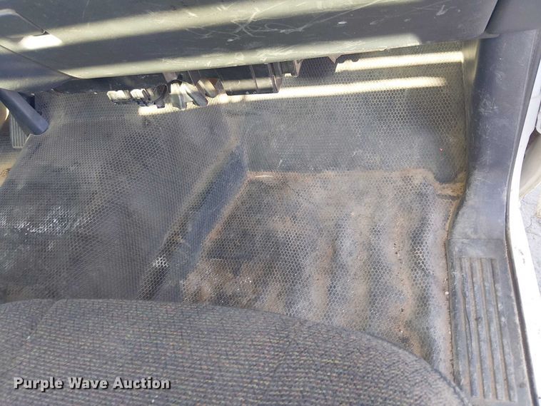 image for item EE5236 2002 Chevrolet Silverado 3500 flatbed pickup truck