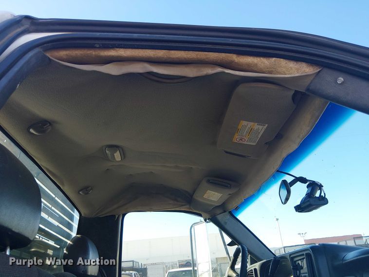 image for item EE5236 2002 Chevrolet Silverado 3500 flatbed pickup truck