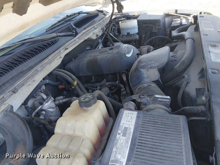 image for item EE5236 2002 Chevrolet Silverado 3500 flatbed pickup truck