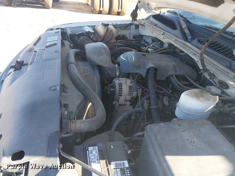 image for item EE5236 2002 Chevrolet Silverado 3500 flatbed pickup truck