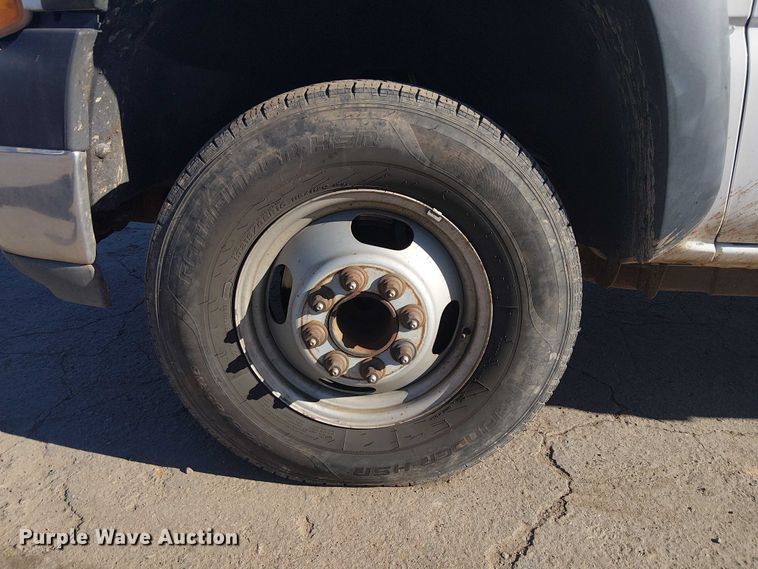 image for item EE5236 2002 Chevrolet Silverado 3500 flatbed pickup truck